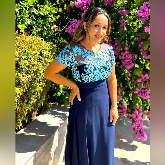 Js collection embroidered flared gown - Picture 3 of 3